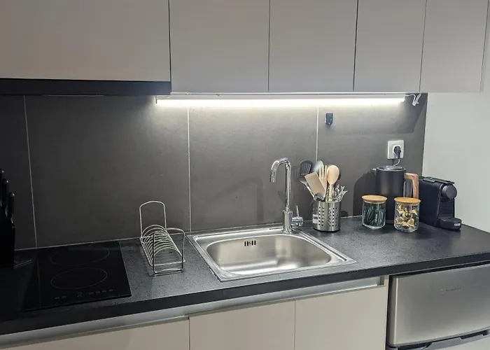 Intimate Escape פאטרה